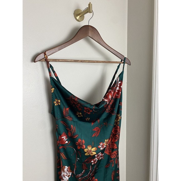 PrettyLittleThing Floral Midi Dress - Picture 3 of 7